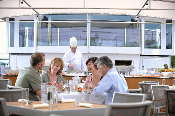 Avalon_Panorama_Sky Deck_Sky Bistro_04.jpg